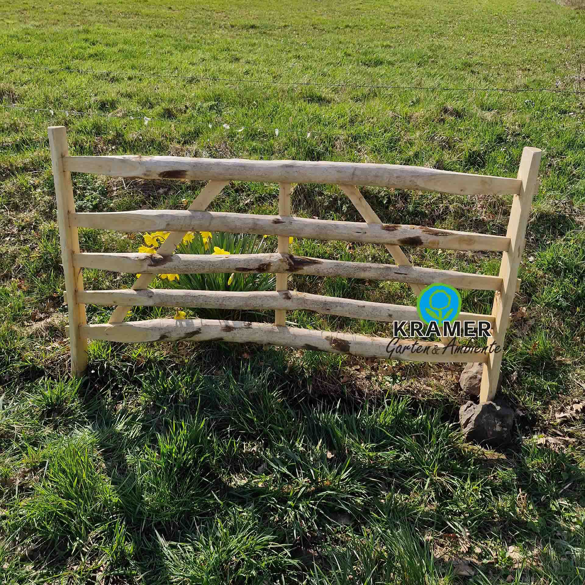 Holzelement auf Wiese