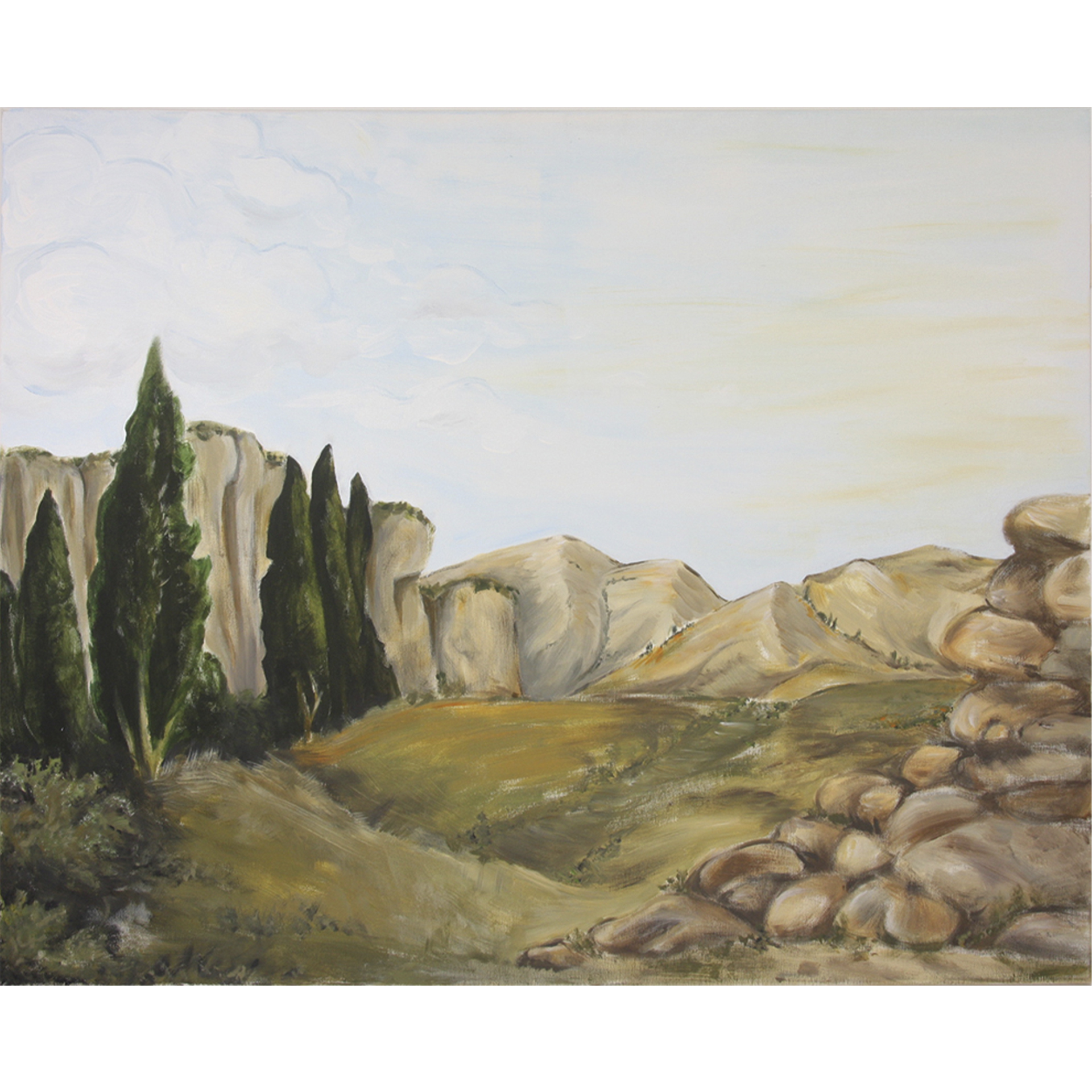 Zypressen vor schroffen Felswänden, Wiesen mit Berg und Tal