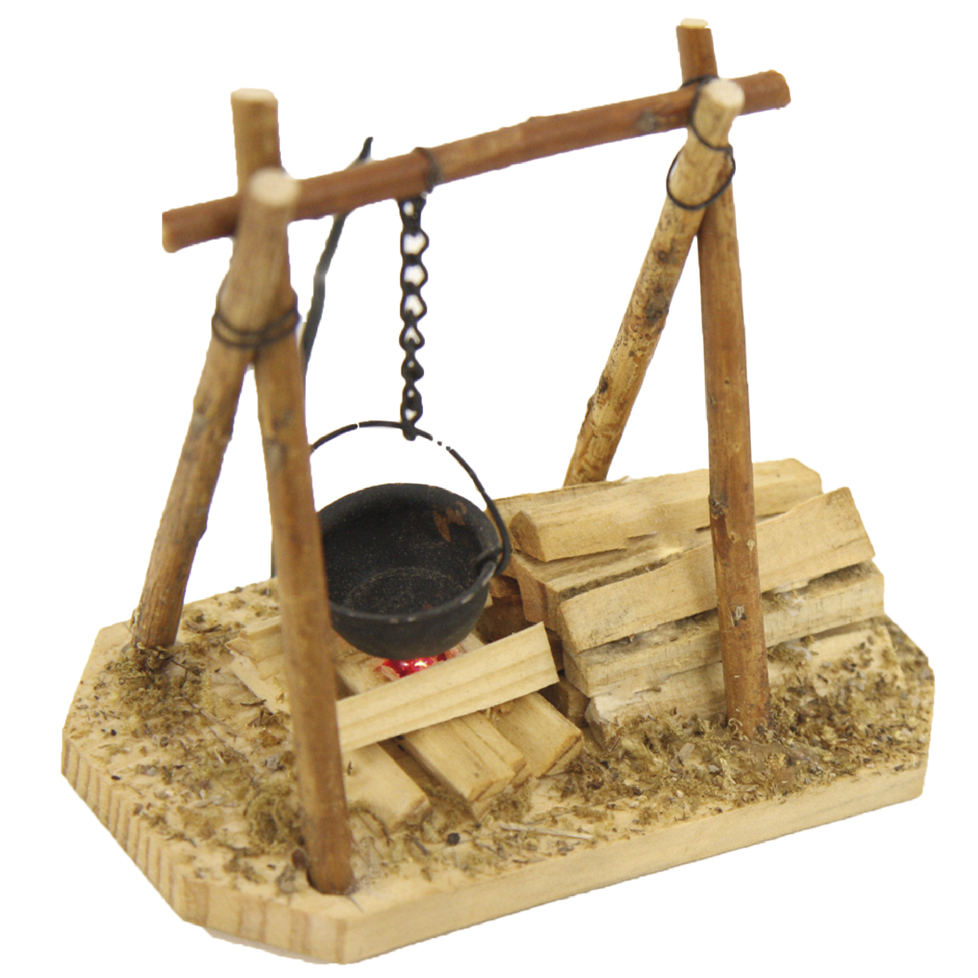 Holzstoß auf Holzplatte, Metallkessel über Feuer