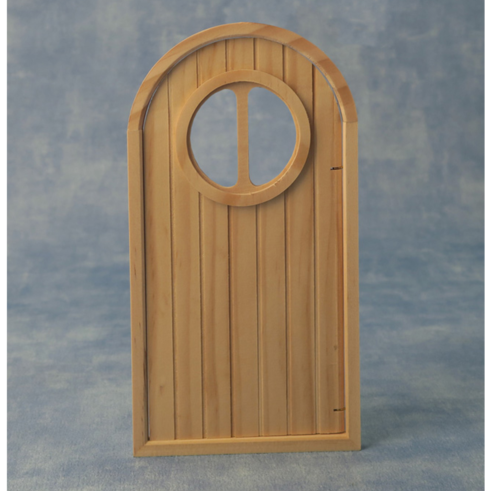 Wichteltür mit rundem Fenster