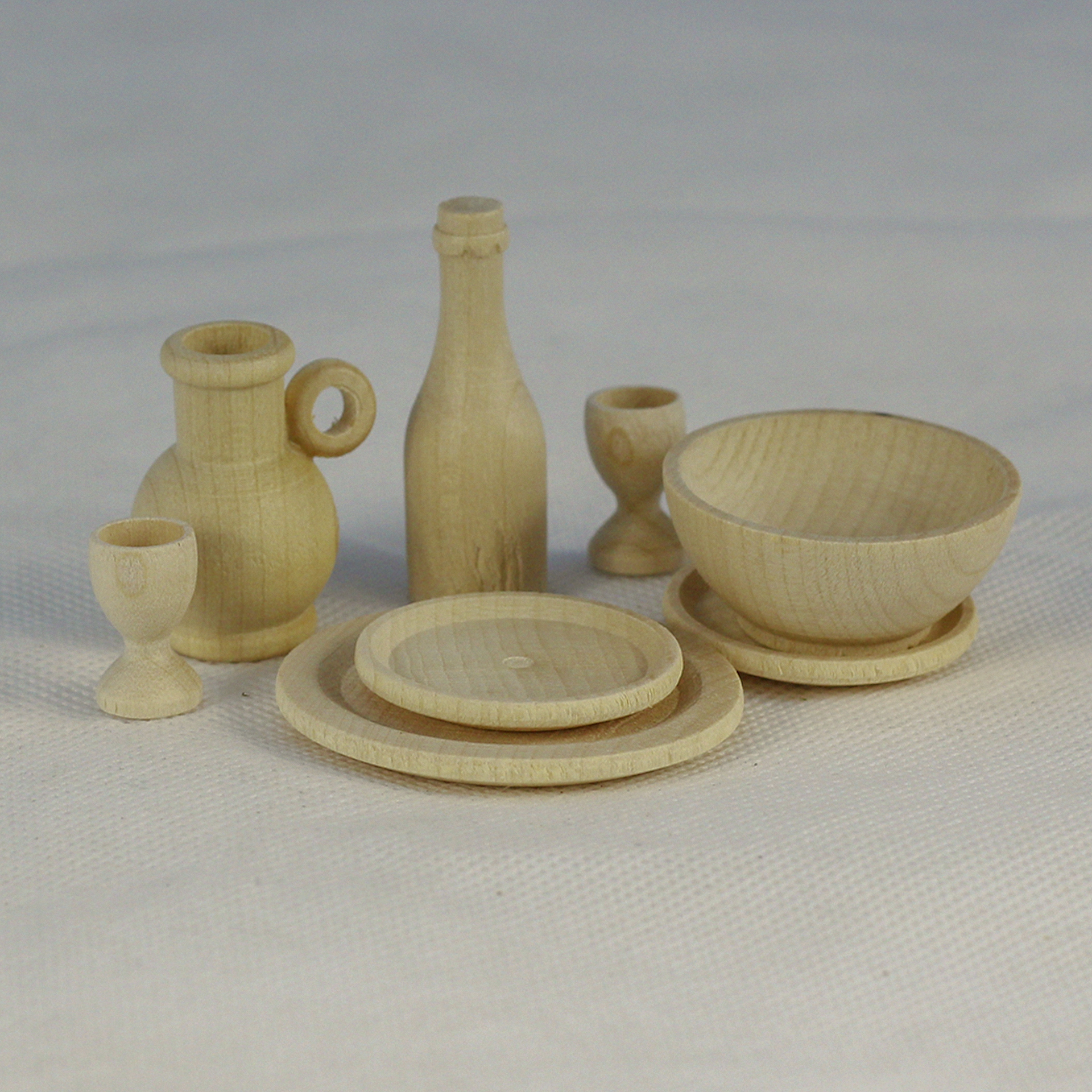 Holzgeschirr Set mit Flasche, Krug, Schale, Bechern und Tellern