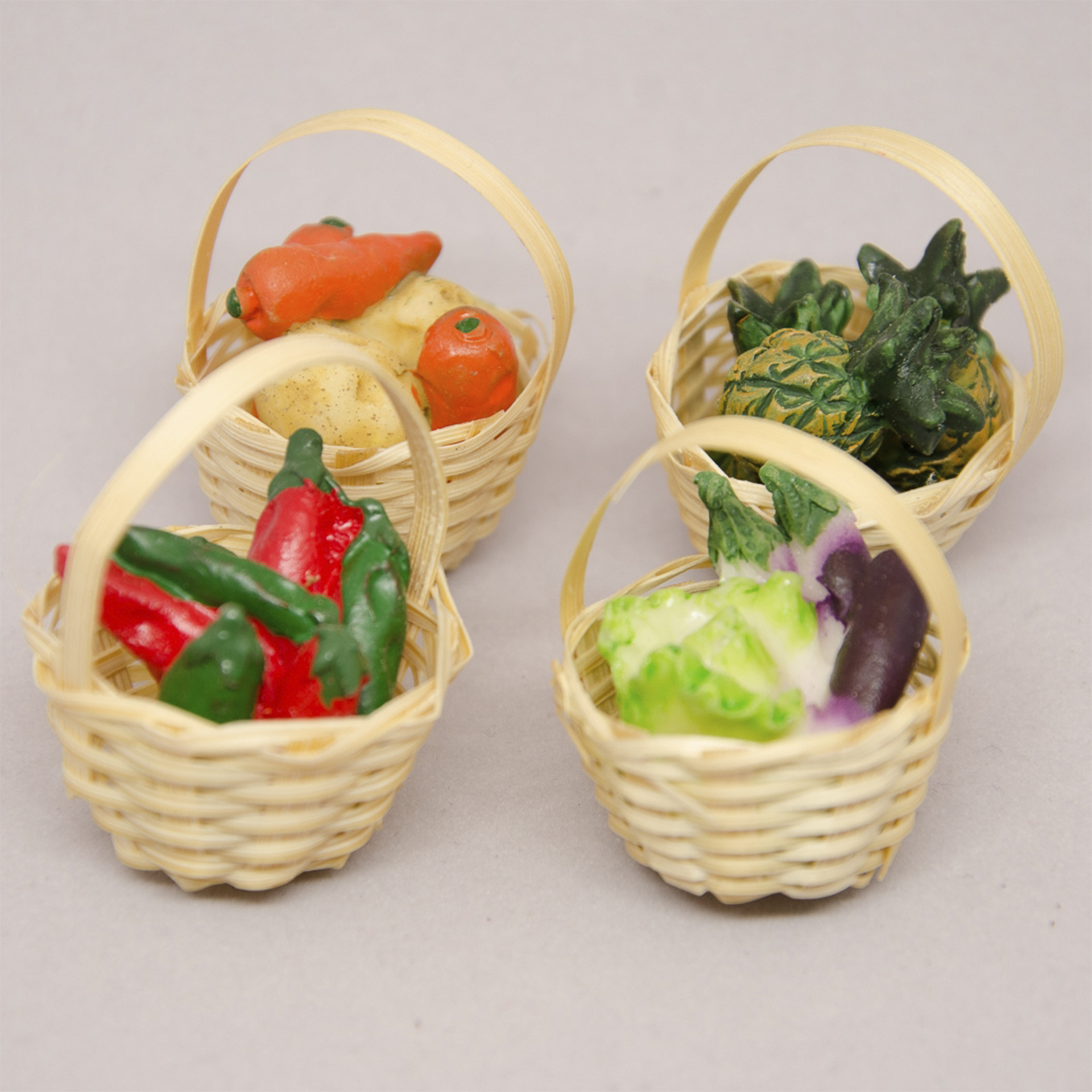 4 helle Körbe mit Henkel, gefüllt mit verschiedenen Gemüsesorten