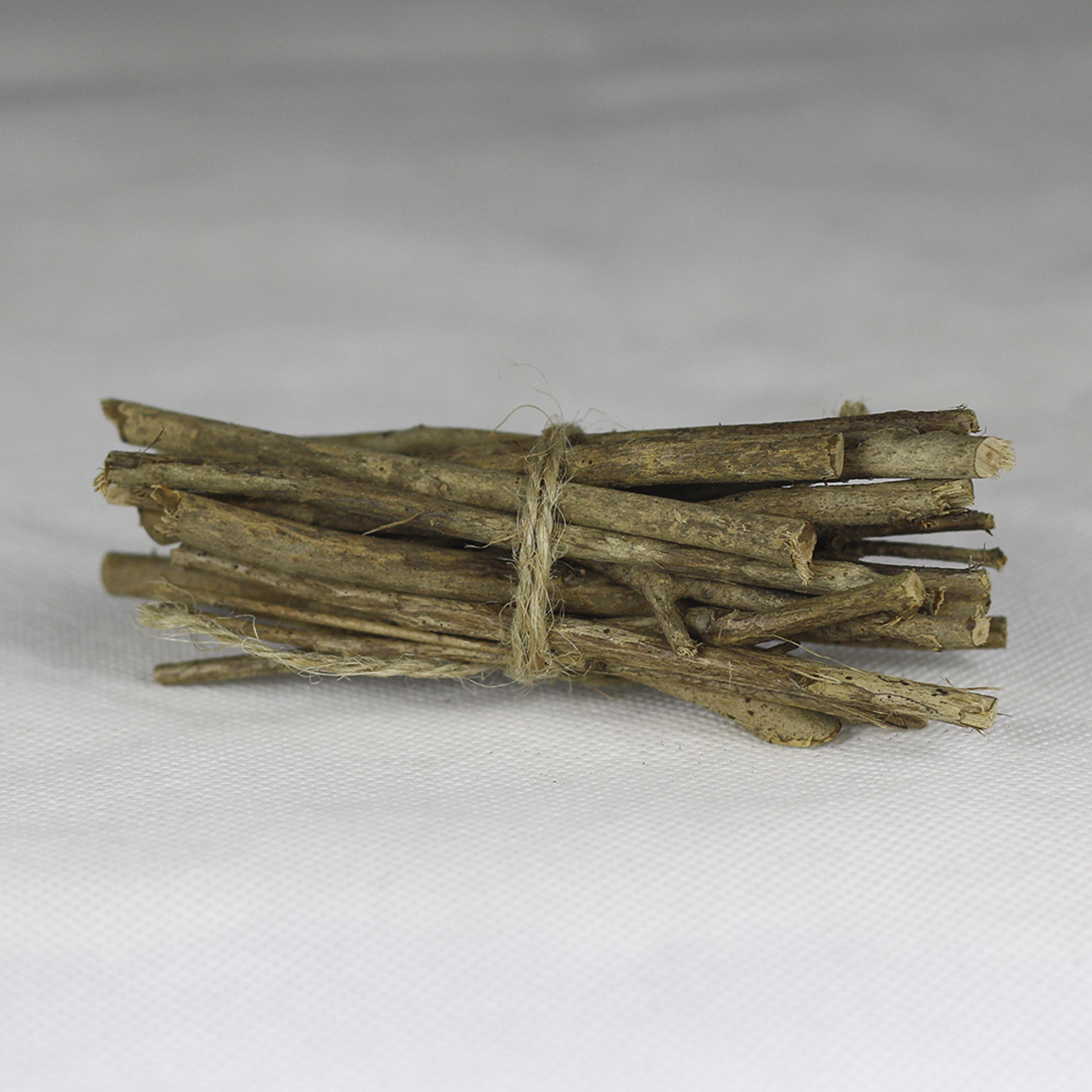 dickere Ästchen mit Kordel zum Bündel gewickelt