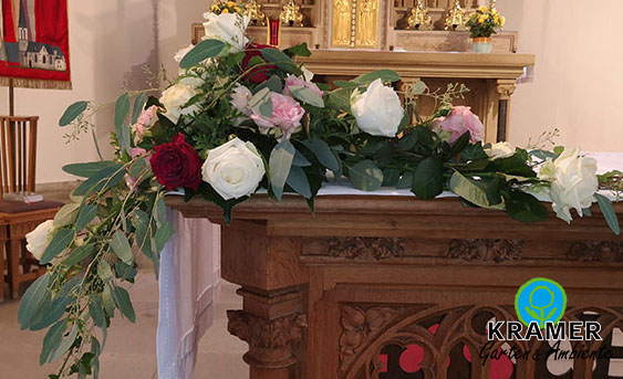 kirchendekoration rosen weiß rot blumengesteck