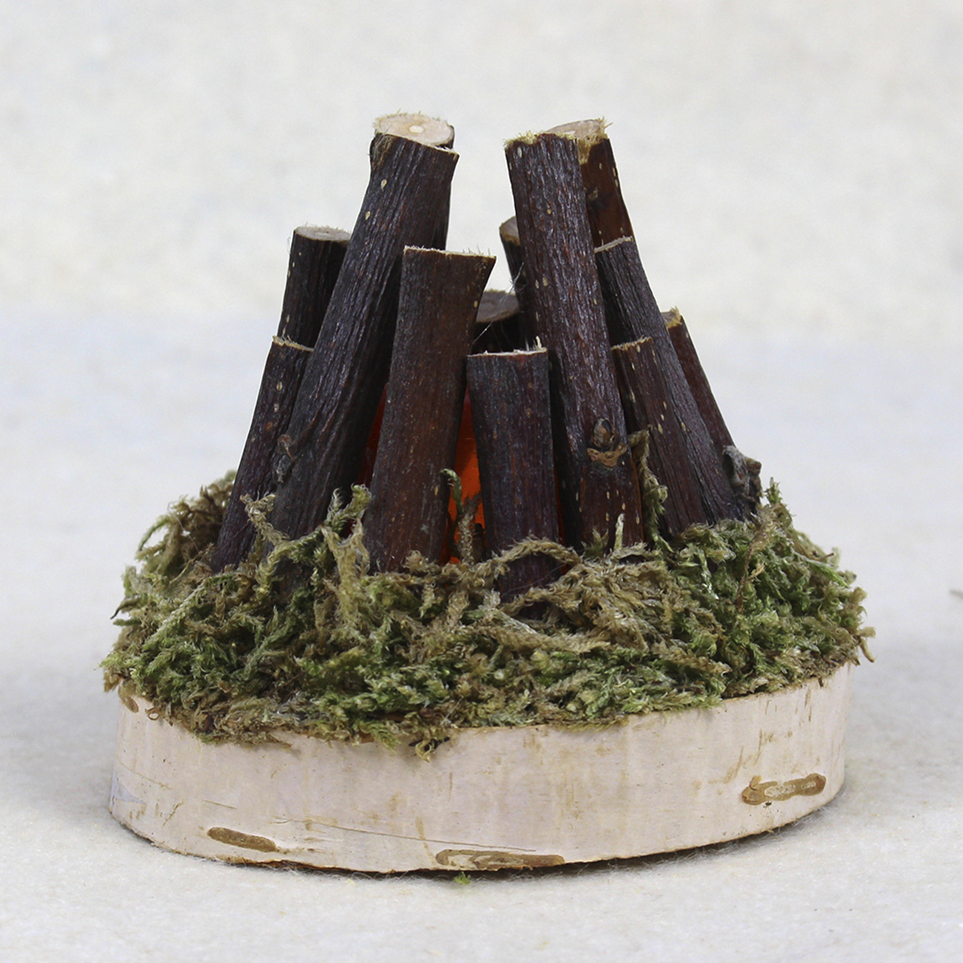 Holzscheite auf Holzplatte beleuchtet