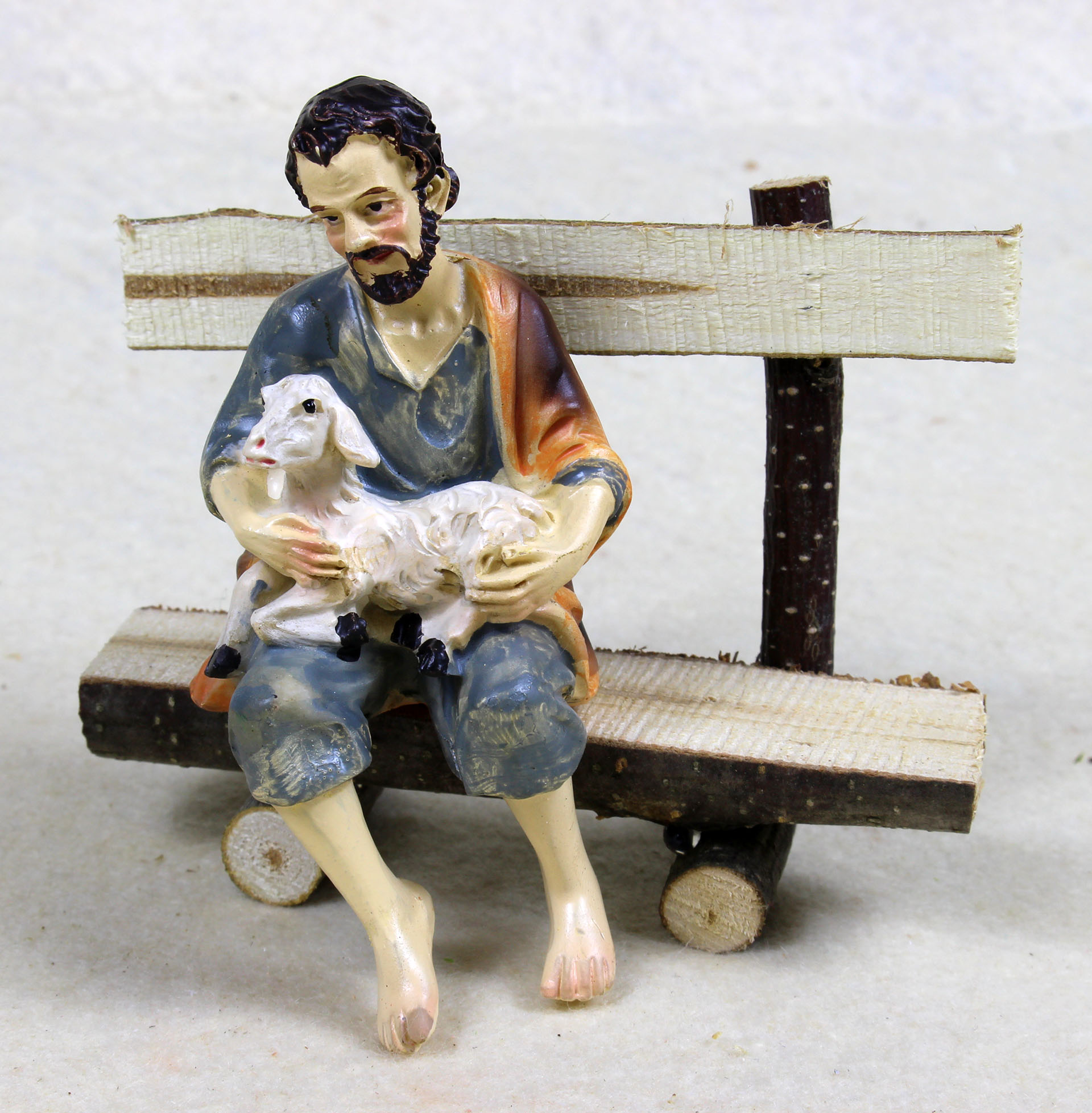 Hirte sitzend mit Schaf Krippenfigur