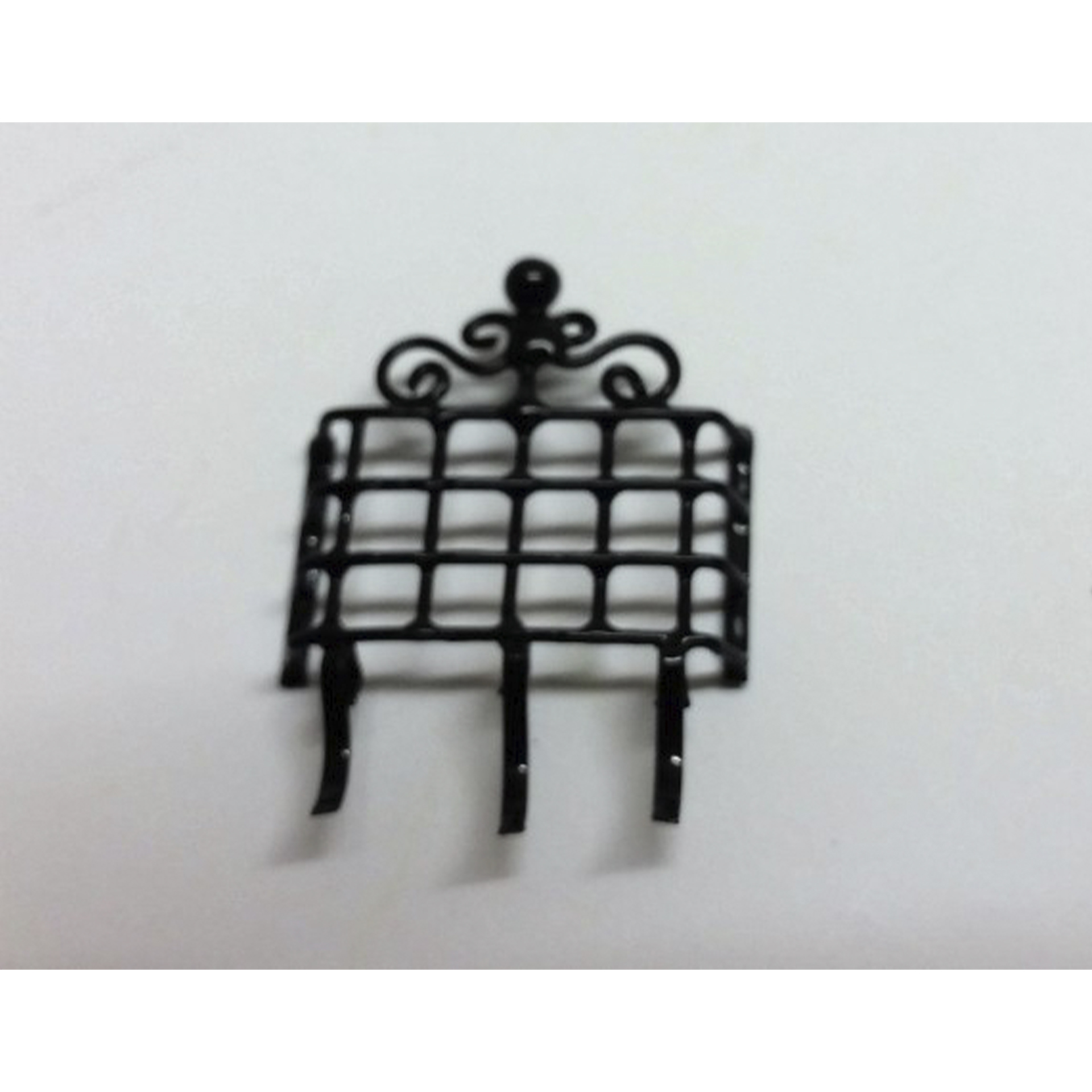 schwarz lackiertes Fenstergitter mit Ornament zum Krippenbau