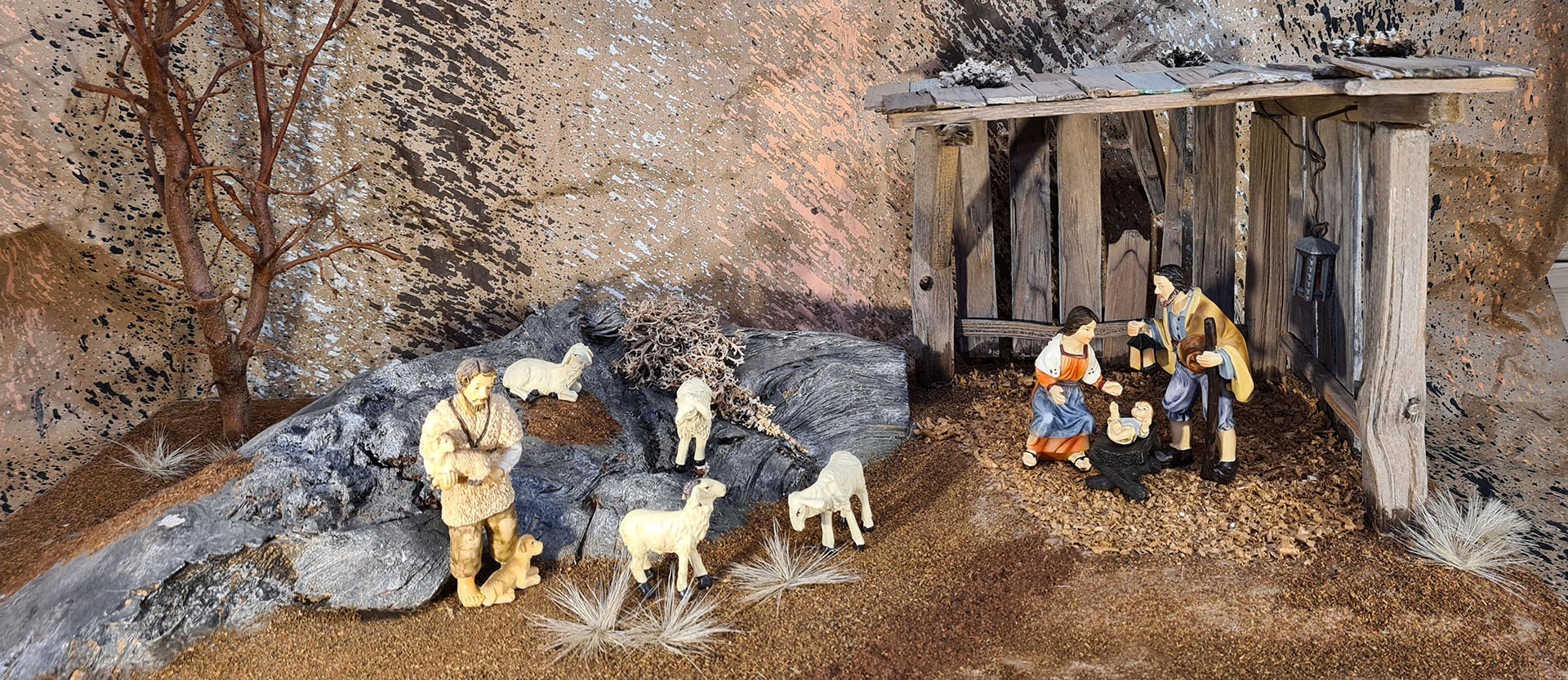 heimatliche Krippe mit Krippenfiguren