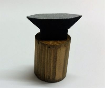 Amboss auf Holzständer