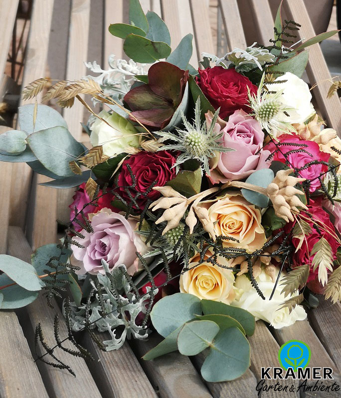 bunter brautstrauß mit rosen und eukalyptus