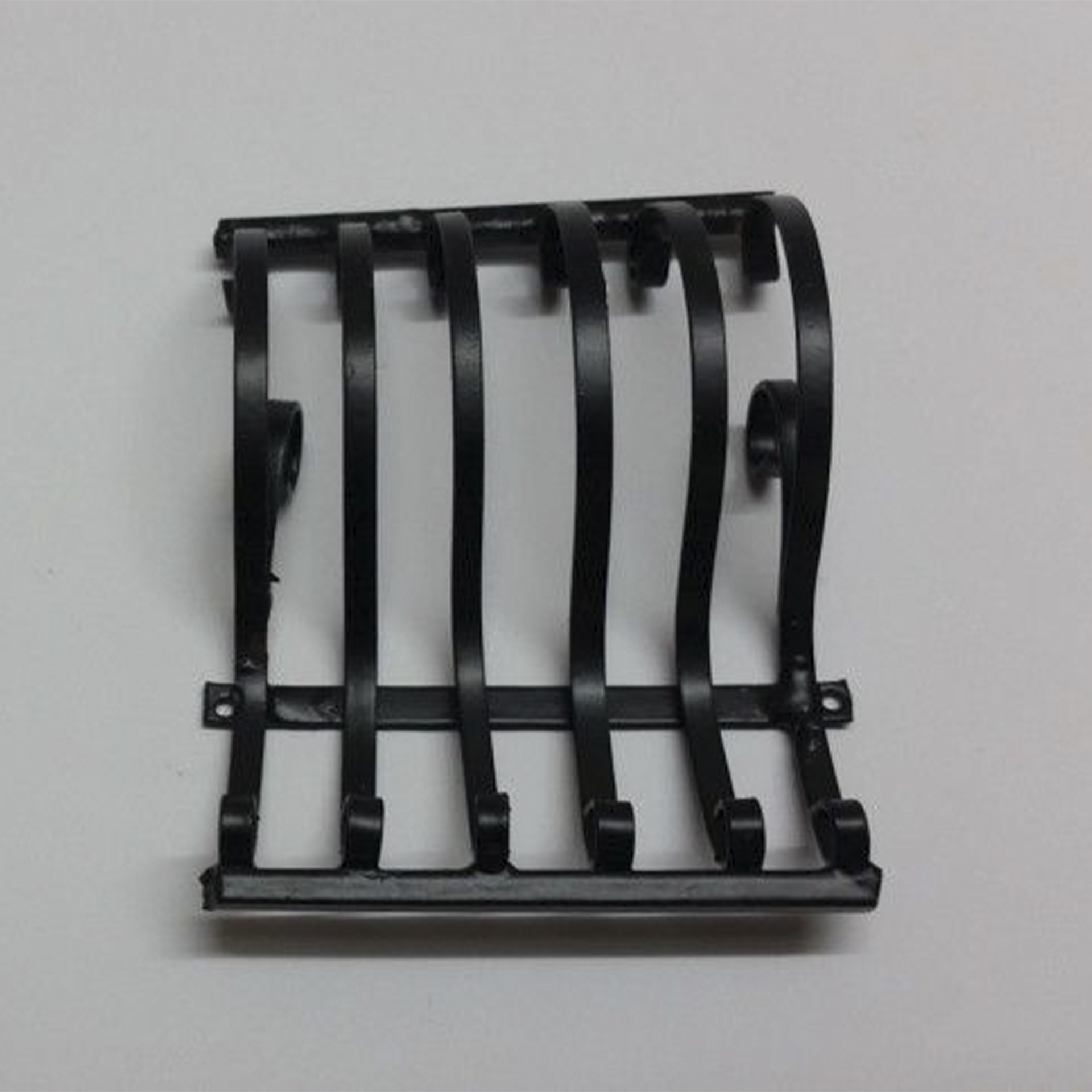 Fenstergitter mit geschwungenen Streben zum Krippenbau