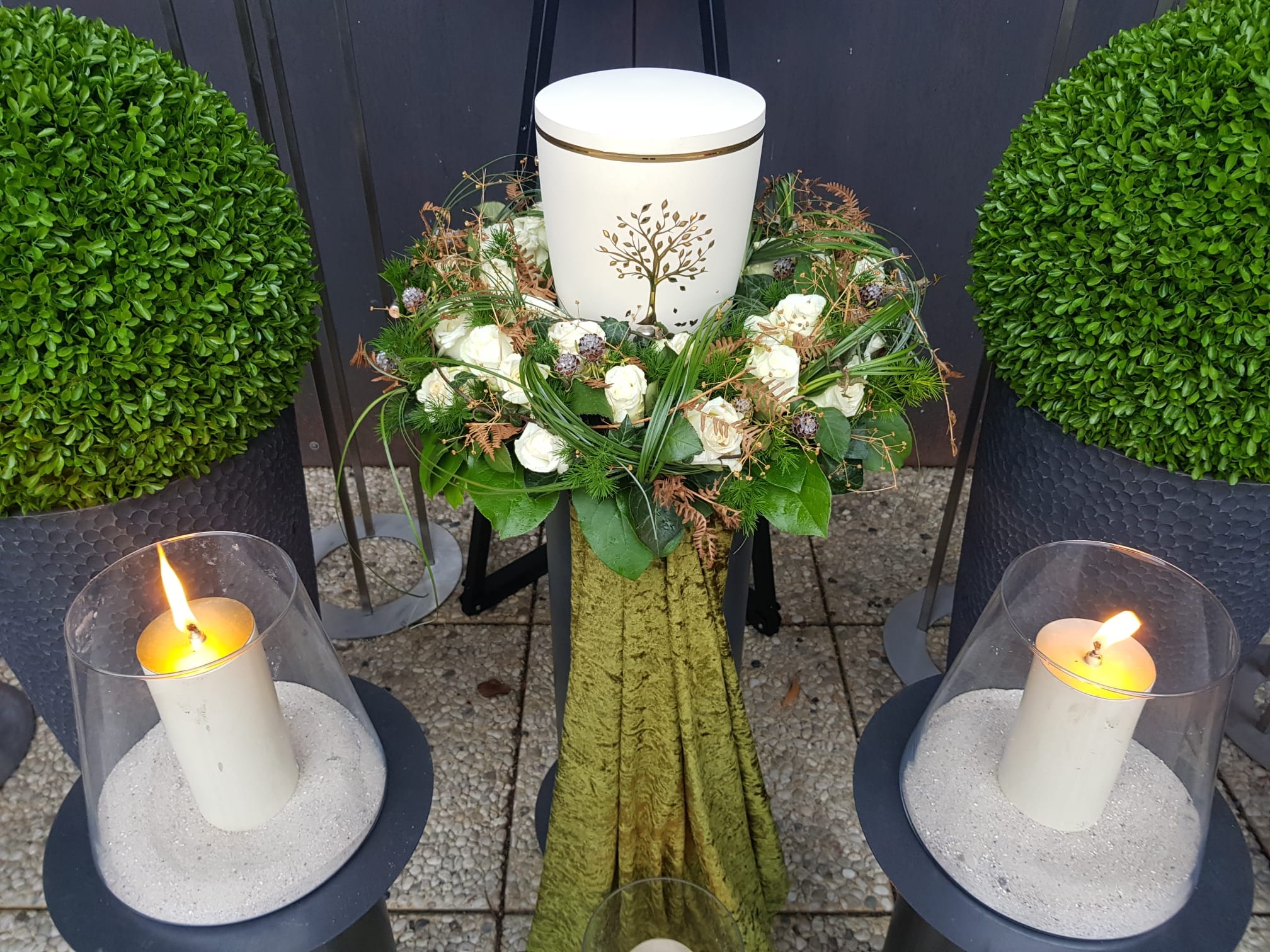 moderne urnenkränze und gestecke nach ihren vorlieben gefertigt