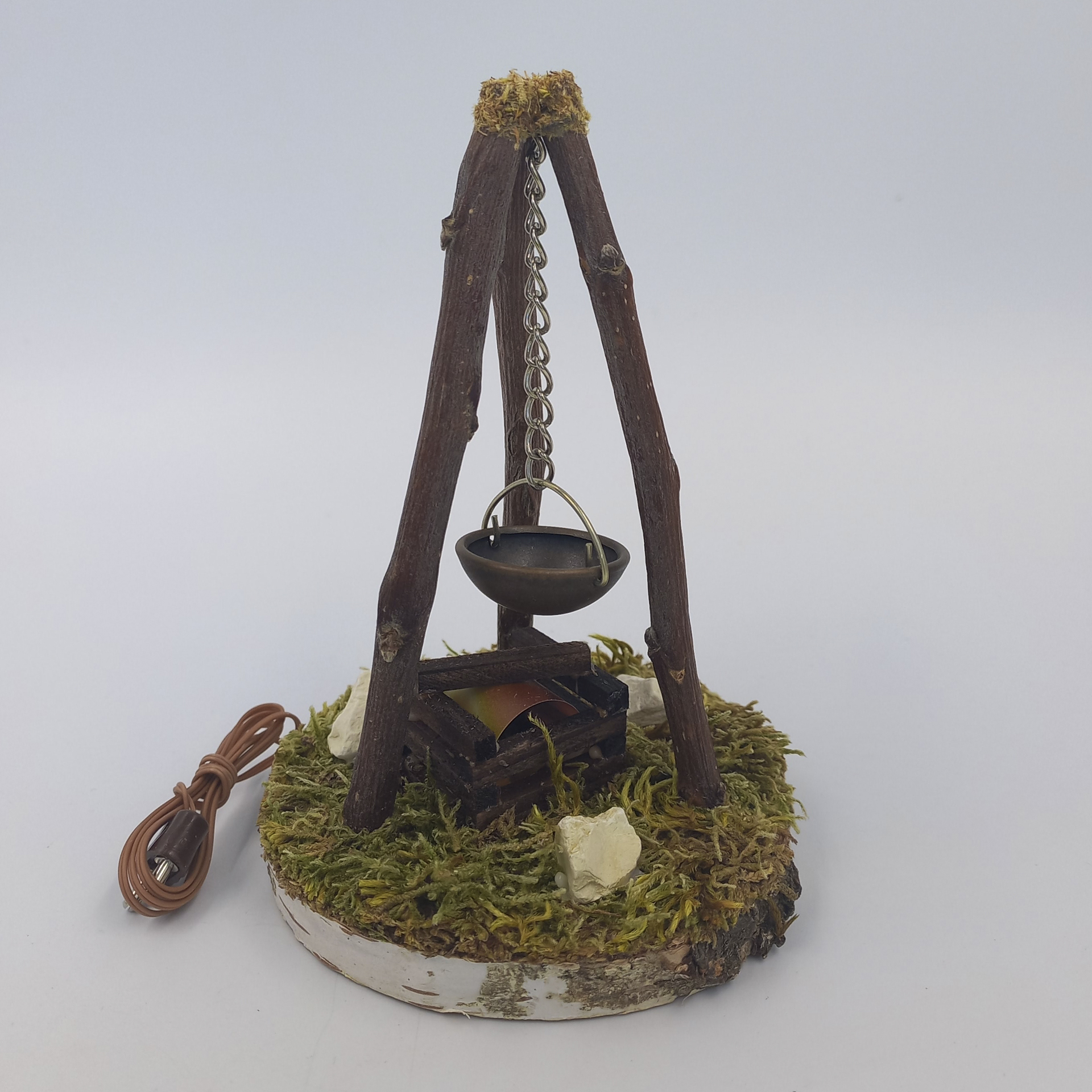 Dreibock mit Kessel über Feuerstelle