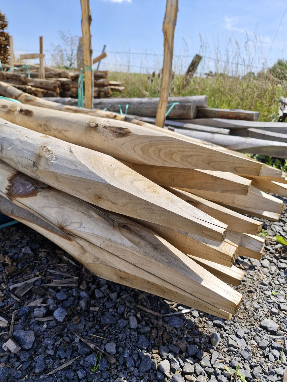 Holzbohlen, Holzlatten, Konstruktionsholz, Holzstapel, Naturholz, Holzstämme, Holzlatten, Rohholz, Baustoff, Holzstapel