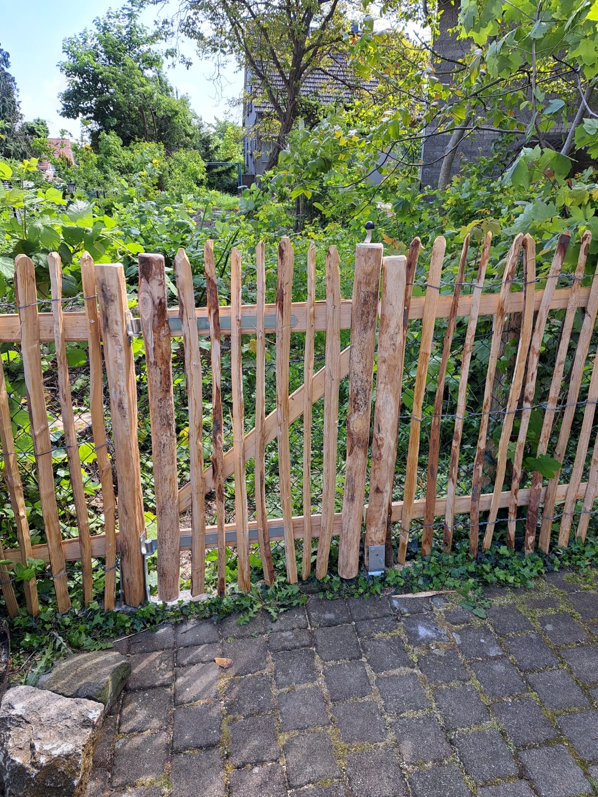 lathe fence, wood fence, picket fence, garden fence, slats fence
