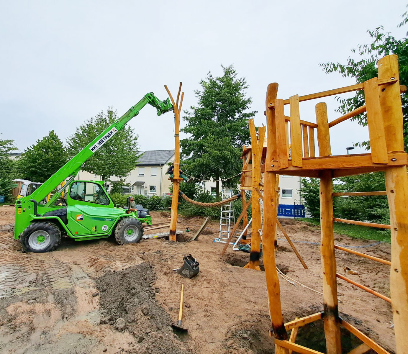 Spielplatzbau aus Robinienholz