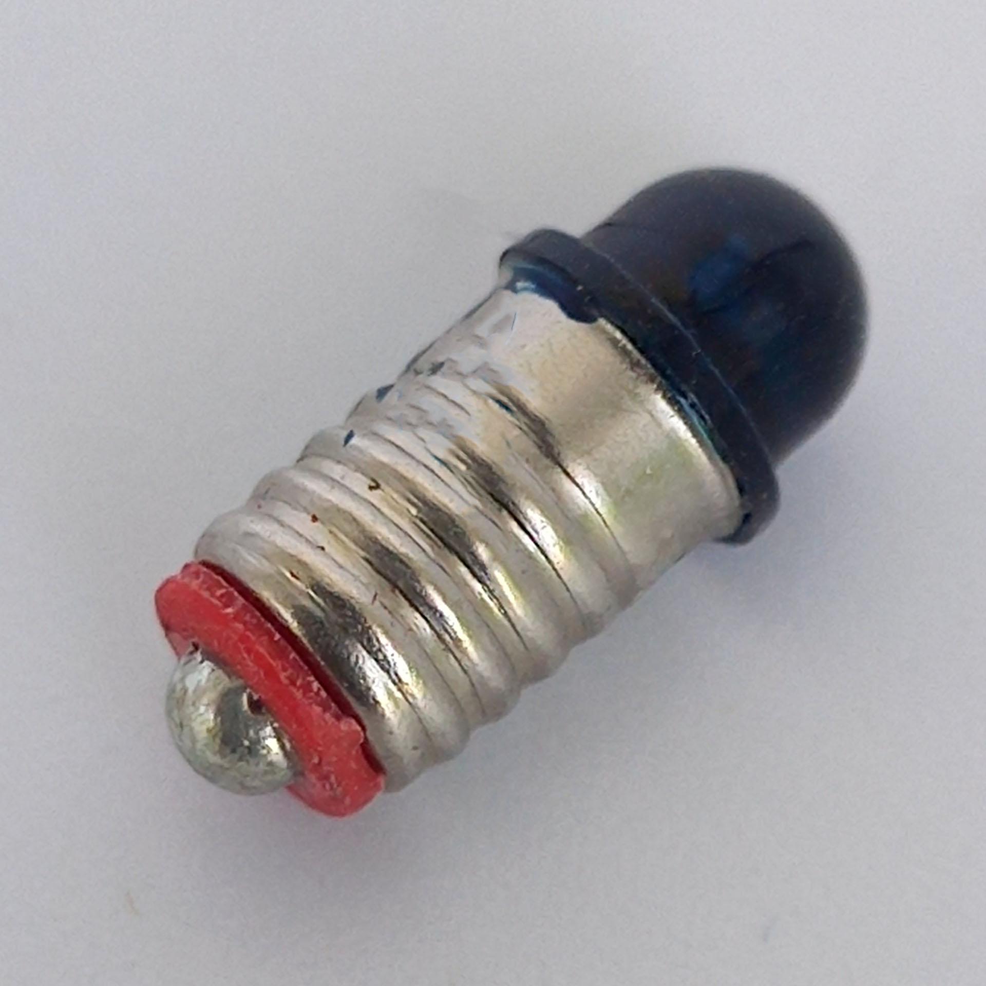 blau eingefärbtes Birnchen mit Gewinde