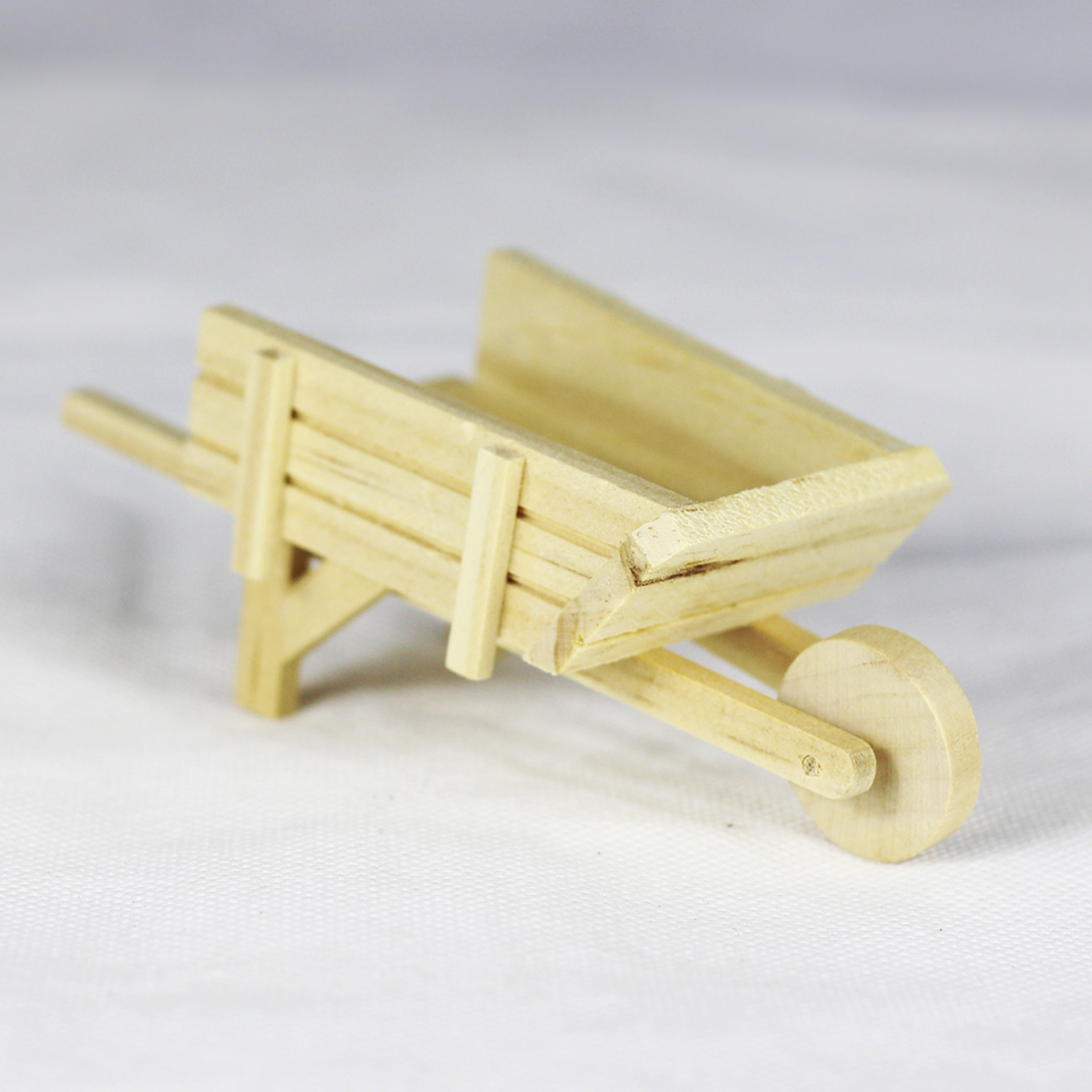 Schubkarre aus hellem Holz